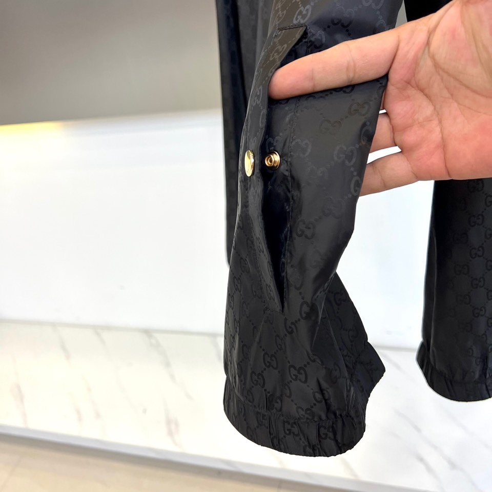 GUCC古驰、2025秋冬新品黑色连帽夹克，以品牌标志性双G暗纹铺陈奢华底蕴。连帽设计搭配顺滑拉链开合，