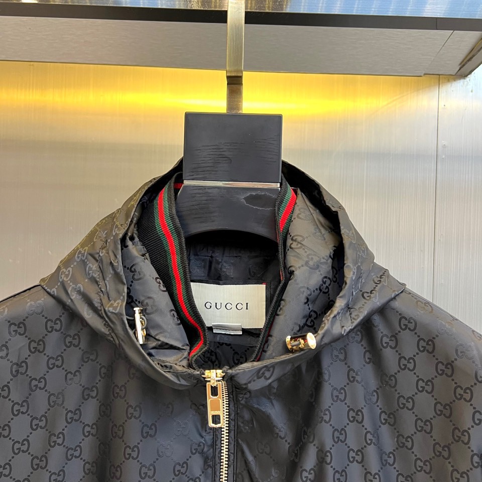 GUCC古驰、2025秋冬新品黑色连帽夹克，以品牌标志性双G暗纹铺陈奢华底蕴。连帽设计搭配顺滑拉链开合，