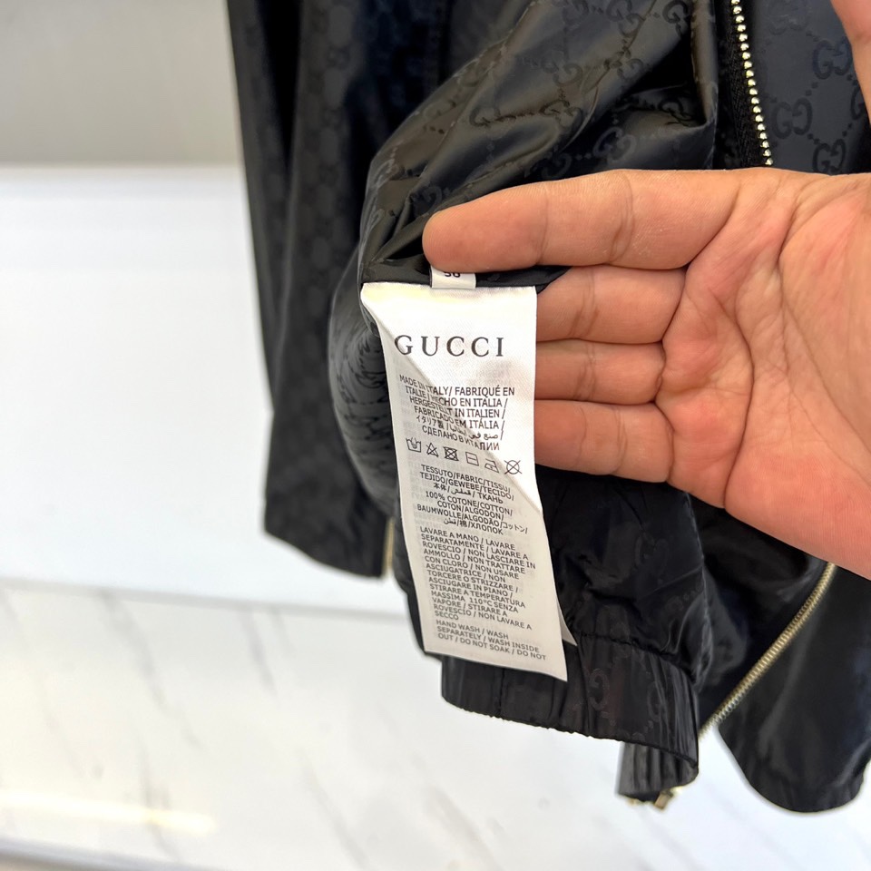 GUCC古驰、2025秋冬新品黑色连帽夹克，以品牌标志性双G暗纹铺陈奢华底蕴。连帽设计搭配顺滑拉链开合，