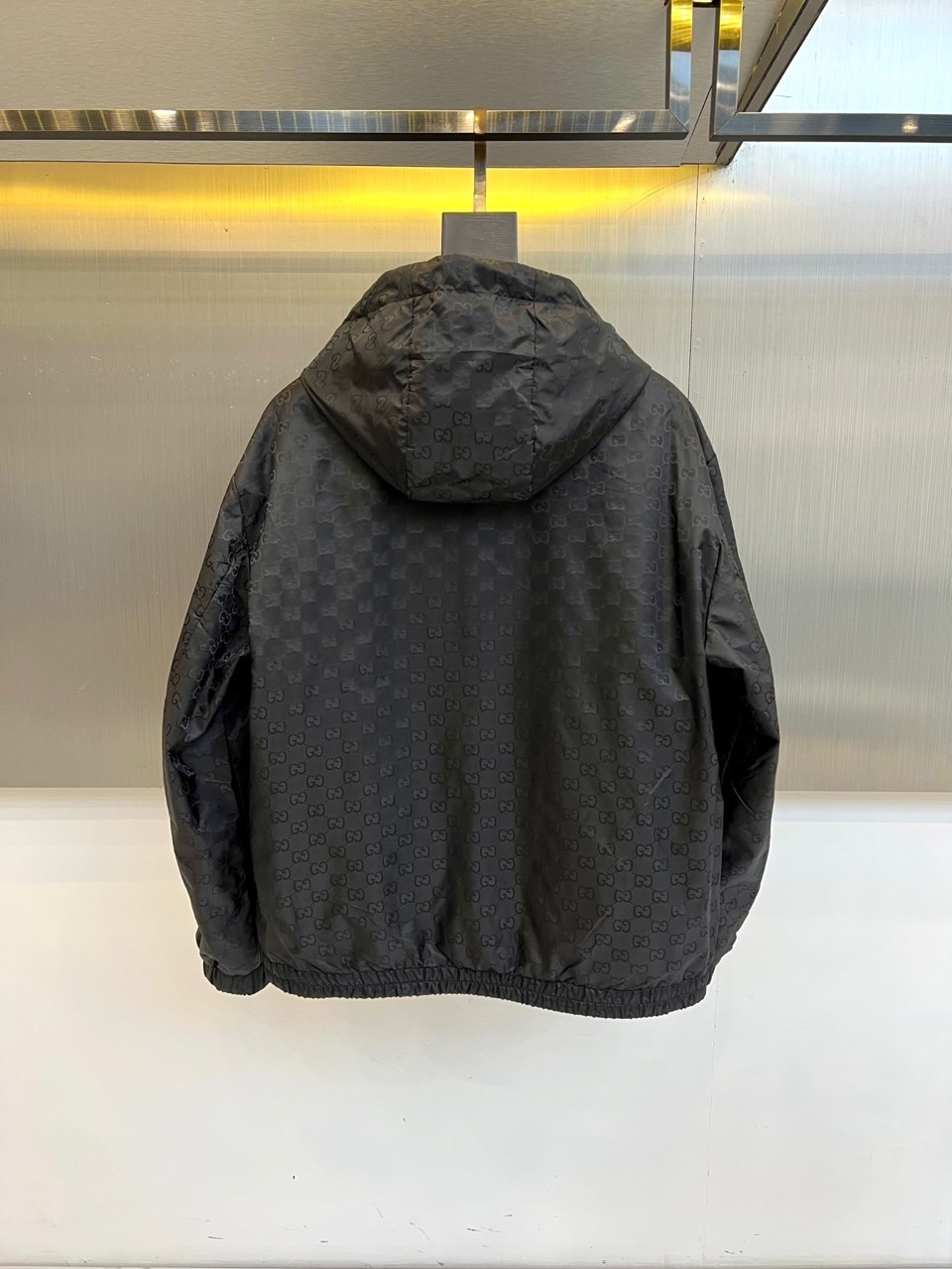 Gucc古驰、2025秋冬新品GU家双面穿棉服,这款创新双面设计棉服以正红色与黑色双G暗纹两种风格自由切
