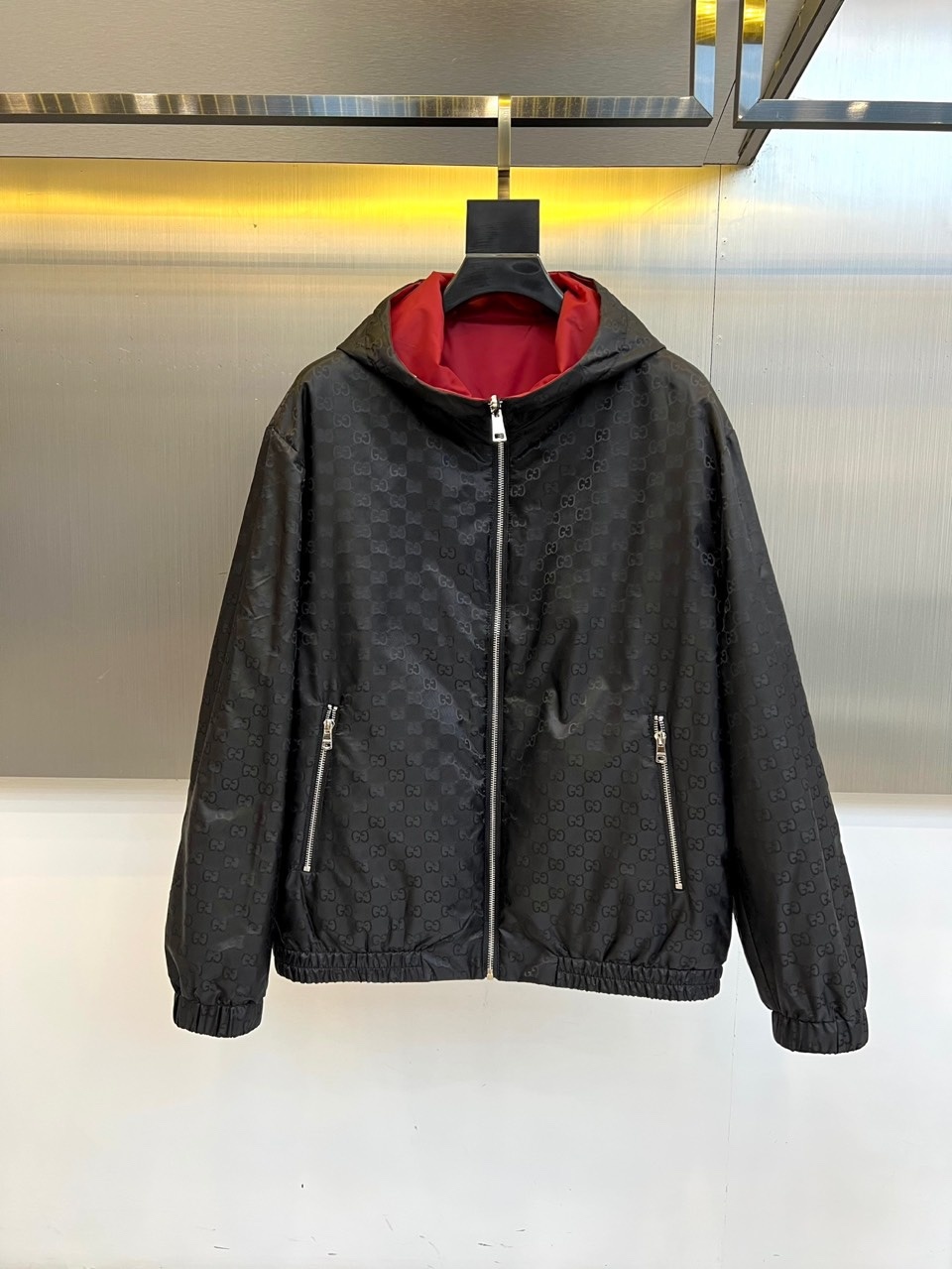 Gucc古驰、2025秋冬新品GU家双面穿棉服,这款创新双面设计棉服以正红色与黑色双G暗纹两种风格自由切