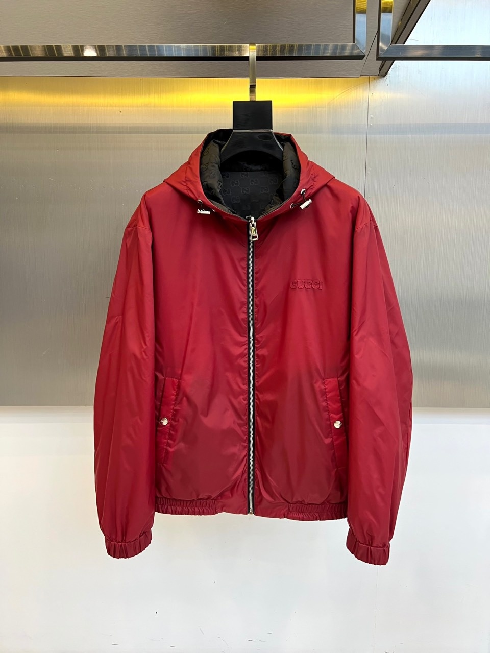 Gucc古驰、2025秋冬新品GU家双面穿棉服,这款创新双面设计棉服以正红色与黑色双G暗纹两种风格自由切