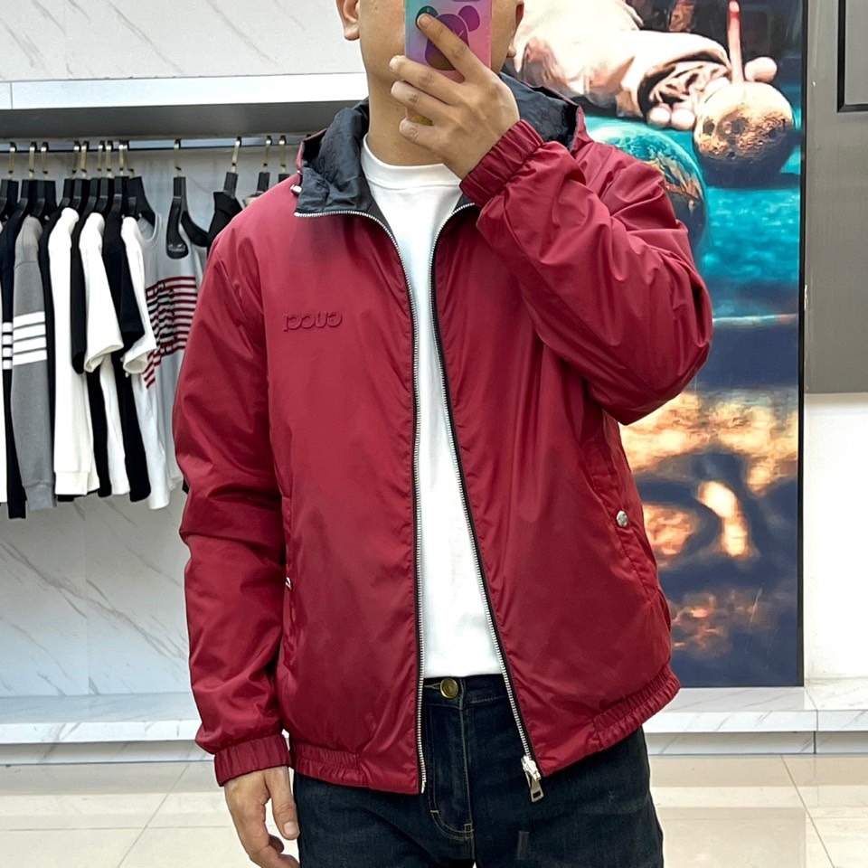 Gucc古驰、2025秋冬新品GU家双面穿棉服,这款创新双面设计棉服以正红色与黑色双G暗纹两种风格自由切