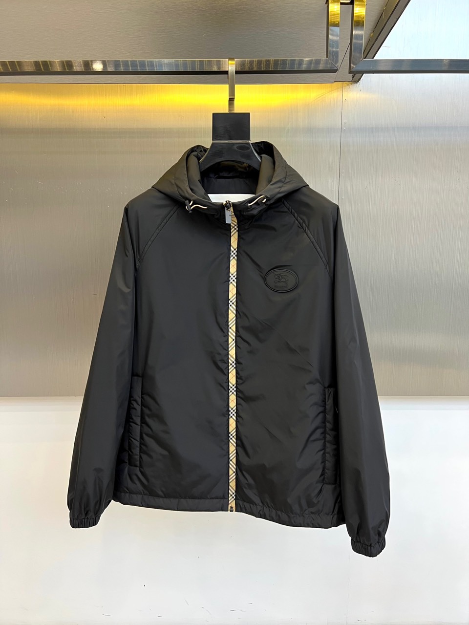 Bur巴宝莉、2025秋冬新品 BBR黑色连帽夹克，这款夹克以简约剪裁展现现代都市风格，黑色主体搭配标志