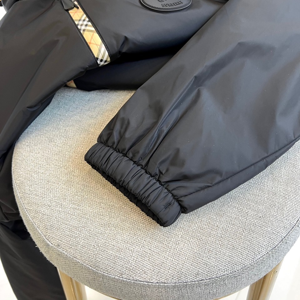 Bur巴宝莉、2025秋冬新品 BBR黑色连帽夹克，这款夹克以简约剪裁展现现代都市风格，黑色主体搭配标志