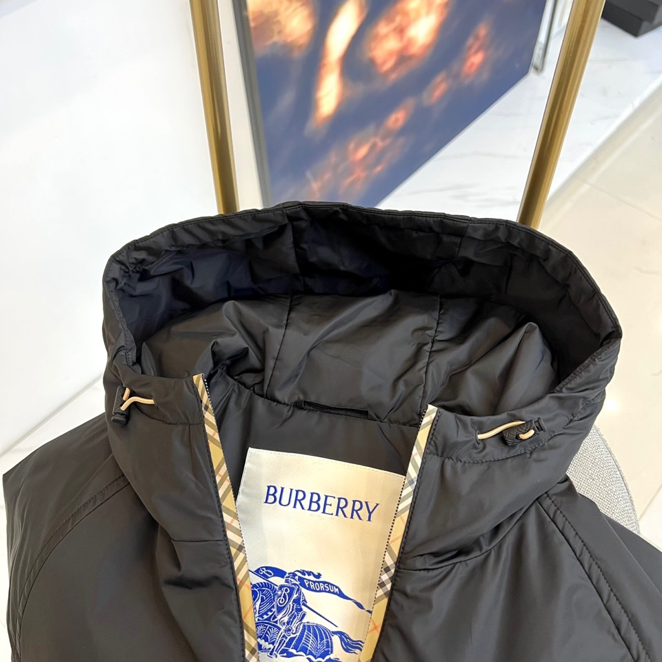 Bur巴宝莉、2025秋冬新品 BBR黑色连帽夹克，这款夹克以简约剪裁展现现代都市风格，黑色主体搭配标志