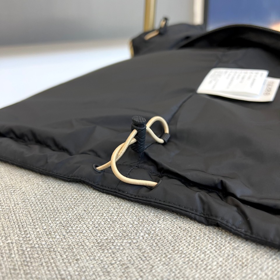 Bur巴宝莉、2025秋冬新品 BBR黑色连帽夹克，这款夹克以简约剪裁展现现代都市风格，黑色主体搭配标志