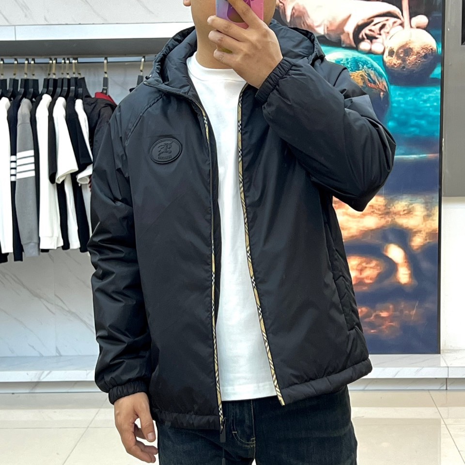 Bur巴宝莉、2025秋冬新品 BBR黑色连帽夹克，这款夹克以简约剪裁展现现代都市风格，黑色主体搭配标志