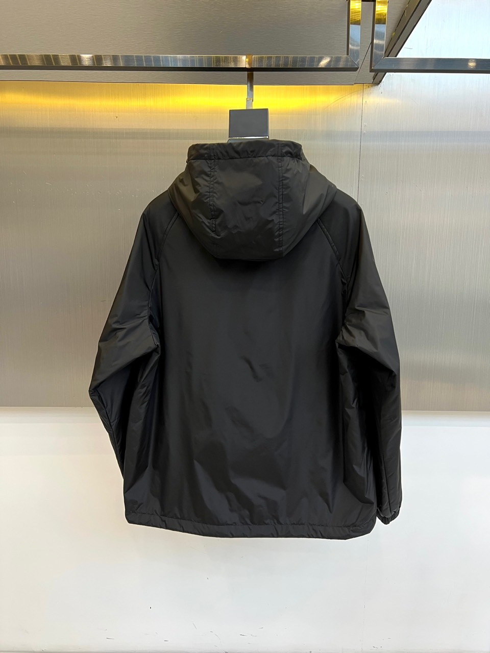 Bur巴宝莉、2025秋冬新品 BBR黑色连帽夹克，这款夹克以简约剪裁展现现代都市风格，黑色主体搭配标志