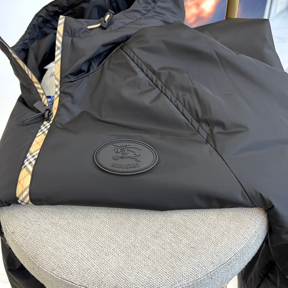 Bur巴宝莉、2025秋冬新品 BBR黑色连帽夹克，这款夹克以简约剪裁展现现代都市风格，黑色主体搭配标志