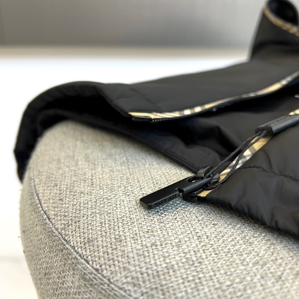 Bur巴宝莉、2025秋冬新品 BBR黑色连帽夹克，这款夹克以简约剪裁展现现代都市风格，黑色主体搭配标志