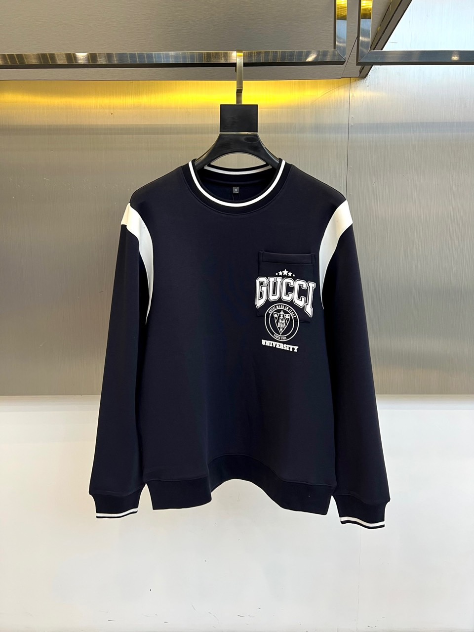 Gucc古驰、2025秋冬新品男士GG学院风圆领羊毛卫衣，这款藏青色卫衣以经典学院风为灵感，胸前装饰醒目