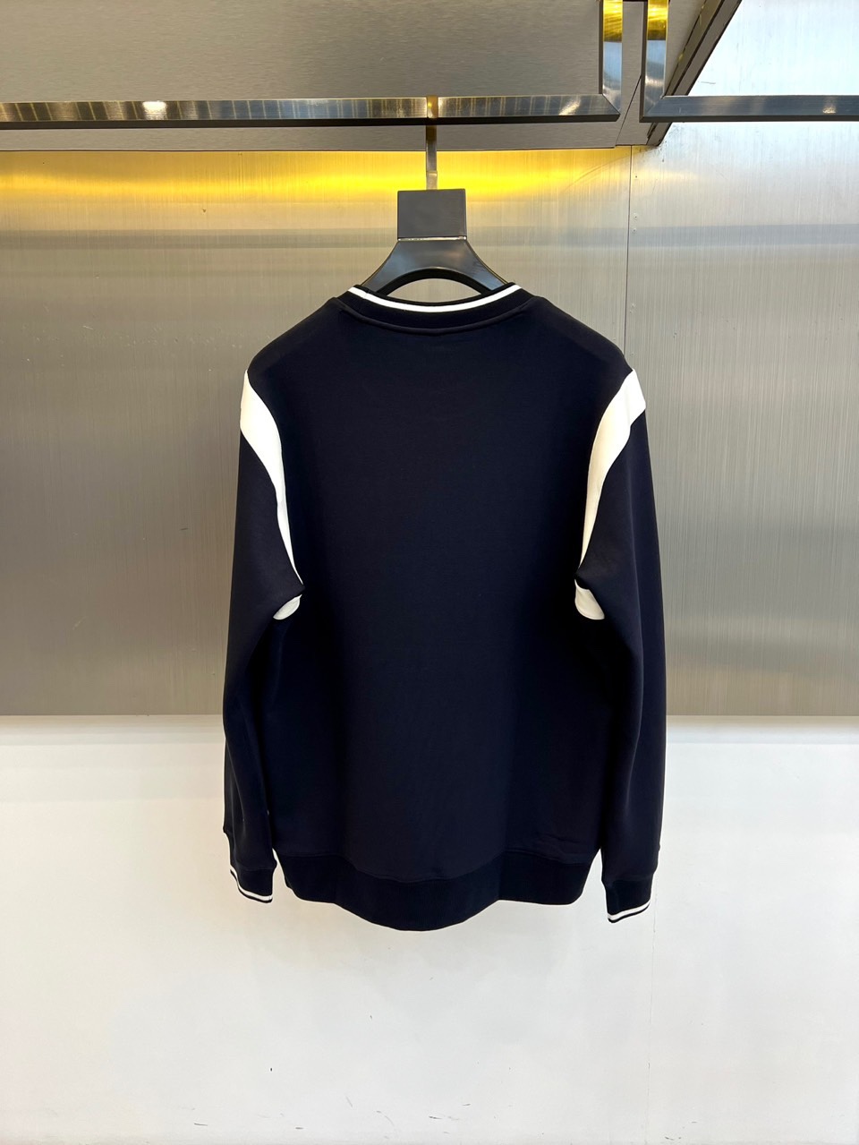 Gucc古驰、2025秋冬新品男士GG学院风圆领羊毛卫衣，这款藏青色卫衣以经典学院风为灵感，胸前装饰醒目