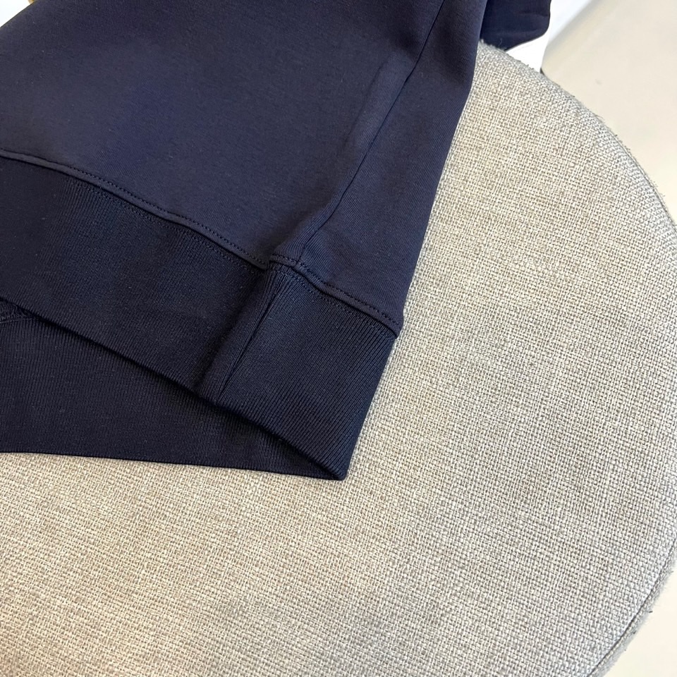 Gucc古驰、2025秋冬新品男士GG学院风圆领羊毛卫衣，这款藏青色卫衣以经典学院风为灵感，胸前装饰醒目