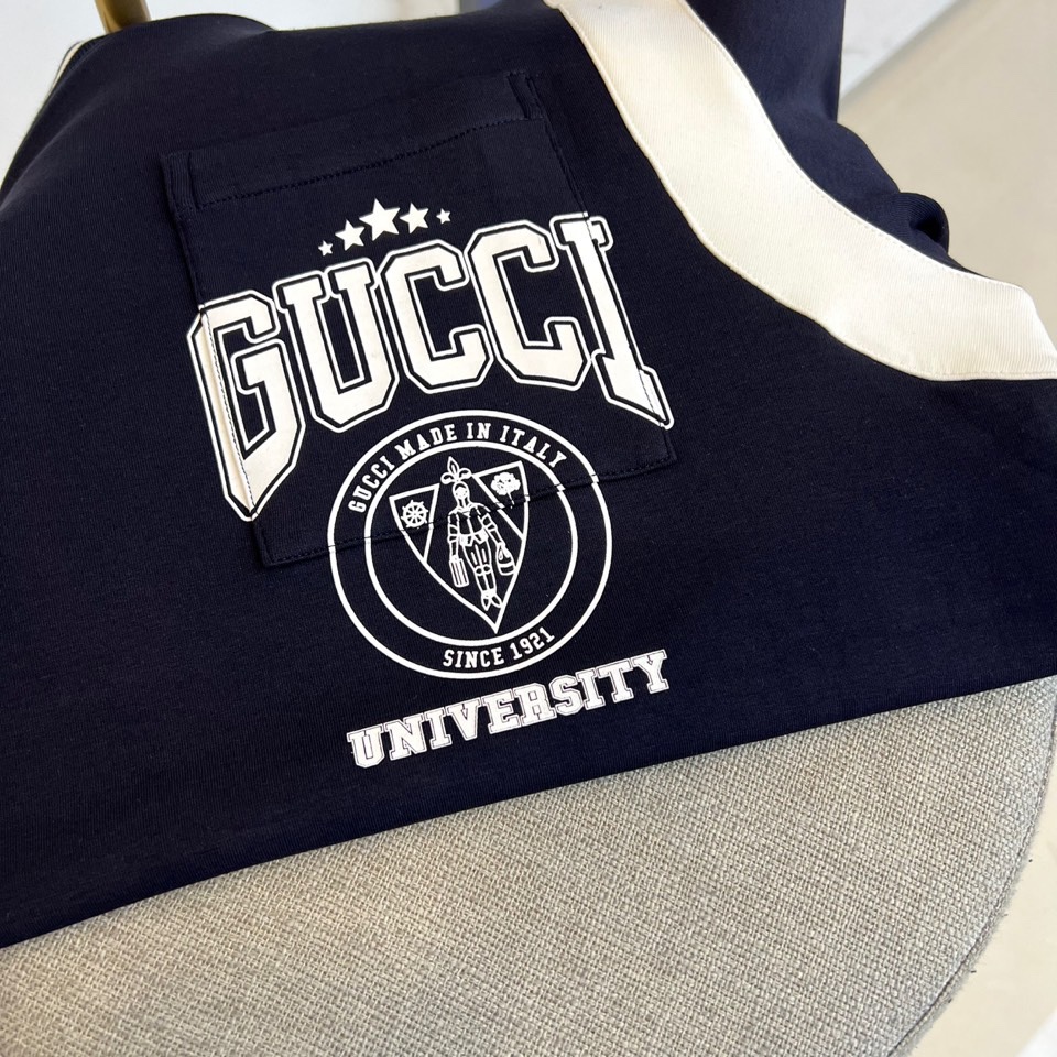 Gucc古驰、2025秋冬新品男士GG学院风圆领羊毛卫衣，这款藏青色卫衣以经典学院风为灵感，胸前装饰醒目