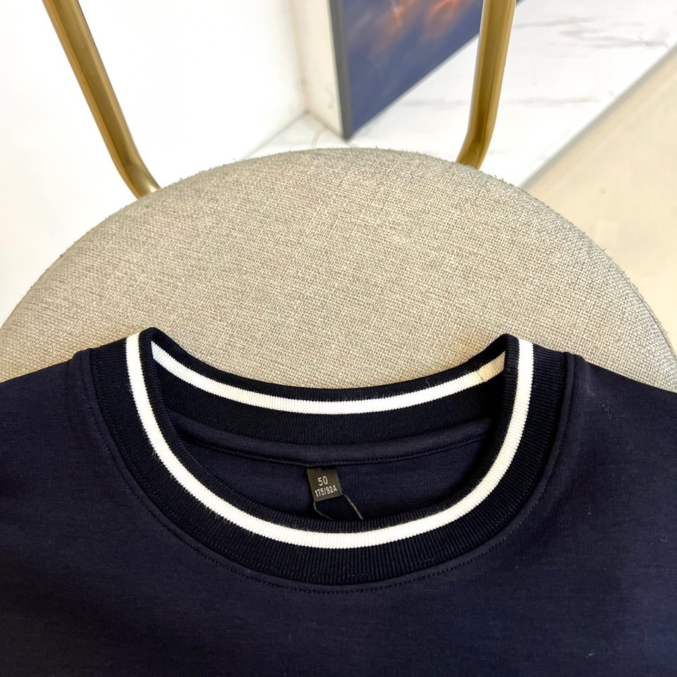 Gucc古驰、2025秋冬新品男士GG学院风圆领羊毛卫衣，这款藏青色卫衣以经典学院风为灵感，胸前装饰醒目