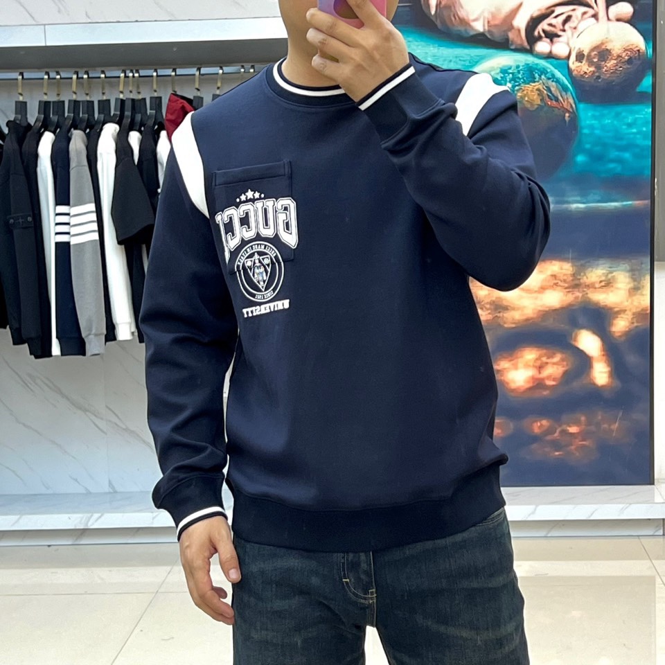 Gucc古驰、2025秋冬新品男士GG学院风圆领羊毛卫衣，这款藏青色卫衣以经典学院风为灵感，胸前装饰醒目