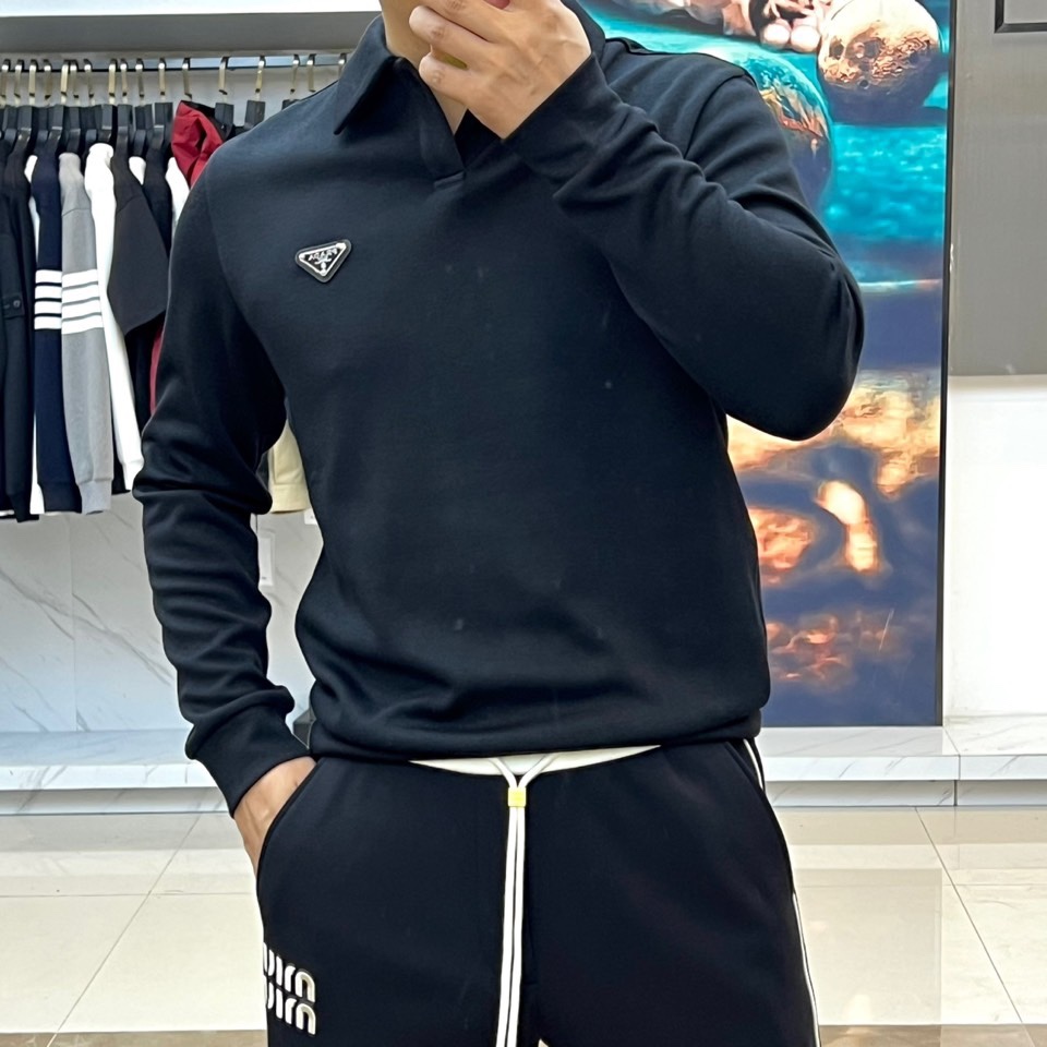 Prad普拉、2025秋冬新品 PRADA翻领设计羊绒桑蚕丝卫衣，这款黑色长袖上衣采用精致翻领设计，领口