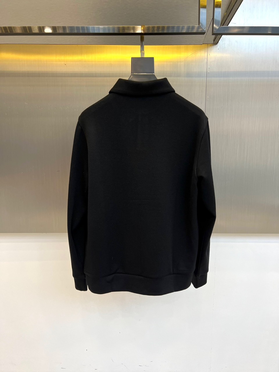 Prad普拉、2025秋冬新品 PRADA翻领设计羊绒桑蚕丝卫衣，这款黑色长袖上衣采用精致翻领设计，领口