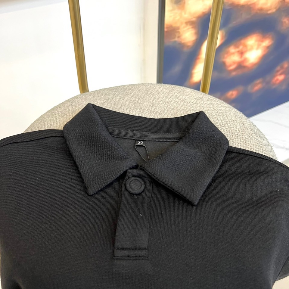 Prad普拉、2025秋冬新品 PRADA翻领设计羊绒桑蚕丝卫衣，这款黑色长袖上衣采用精致翻领设计，领口