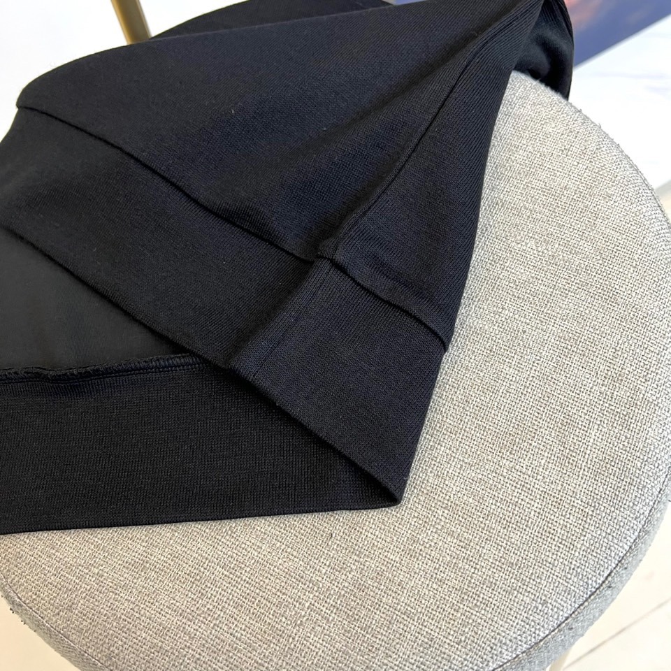 Prad普拉、2025秋冬新品 PRADA翻领设计羊绒桑蚕丝卫衣，这款黑色长袖上衣采用精致翻领设计，领口