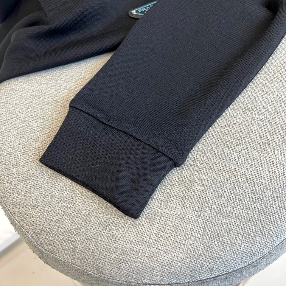 Prad普拉、2025秋冬新品 PRADA翻领设计羊绒桑蚕丝卫衣，这款黑色长袖上衣采用精致翻领设计，领口