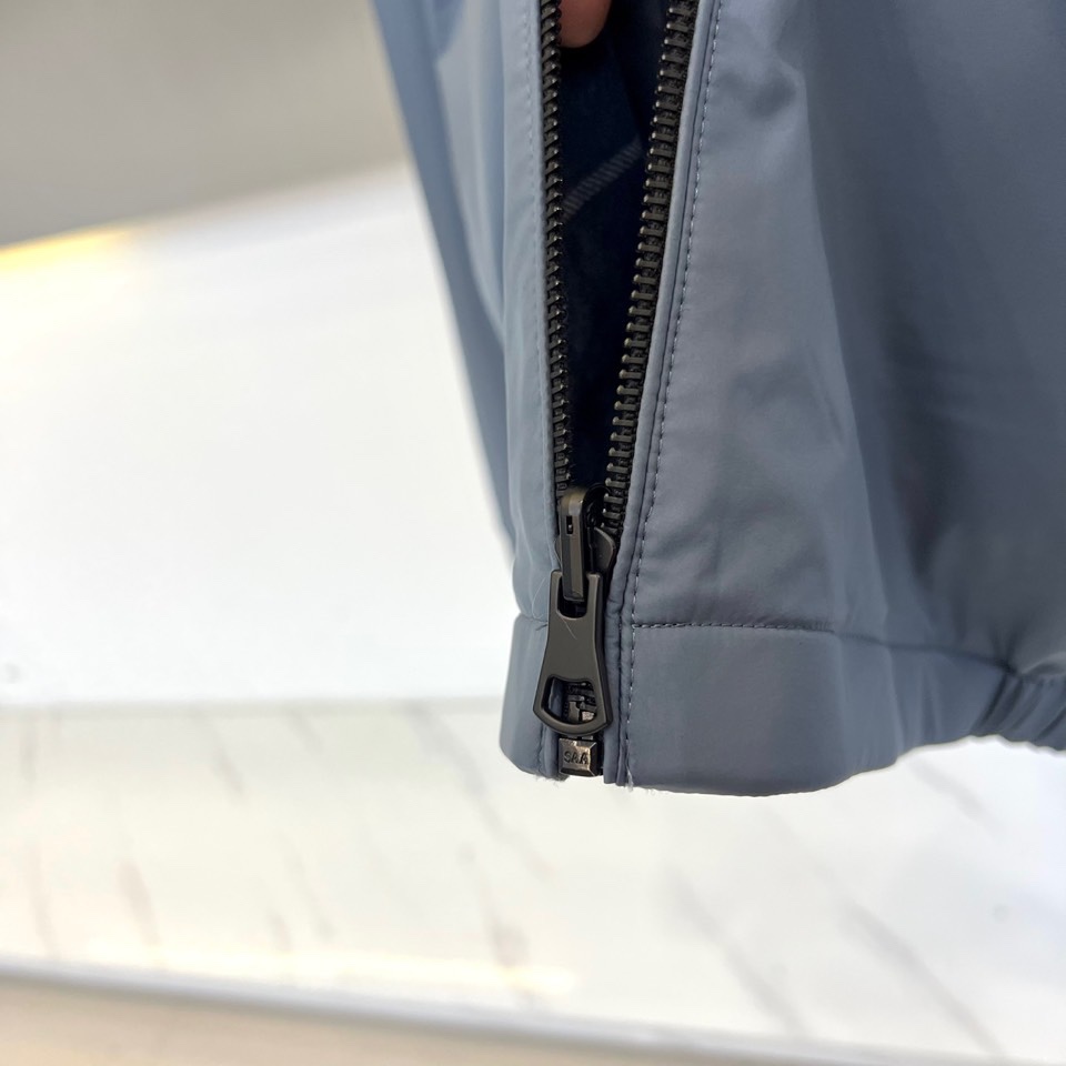 Bur巴宝莉（高端定制）、2025秋冬新品 男士双面穿机能夹克，这款创新夹克采用双面可穿设计，灰蓝色光面