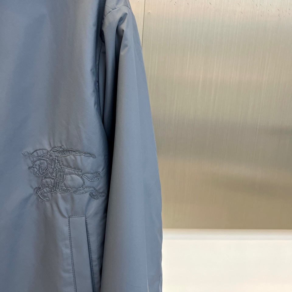 Bur巴宝莉（高端定制）、2025秋冬新品 男士双面穿机能夹克，这款创新夹克采用双面可穿设计，灰蓝色光面