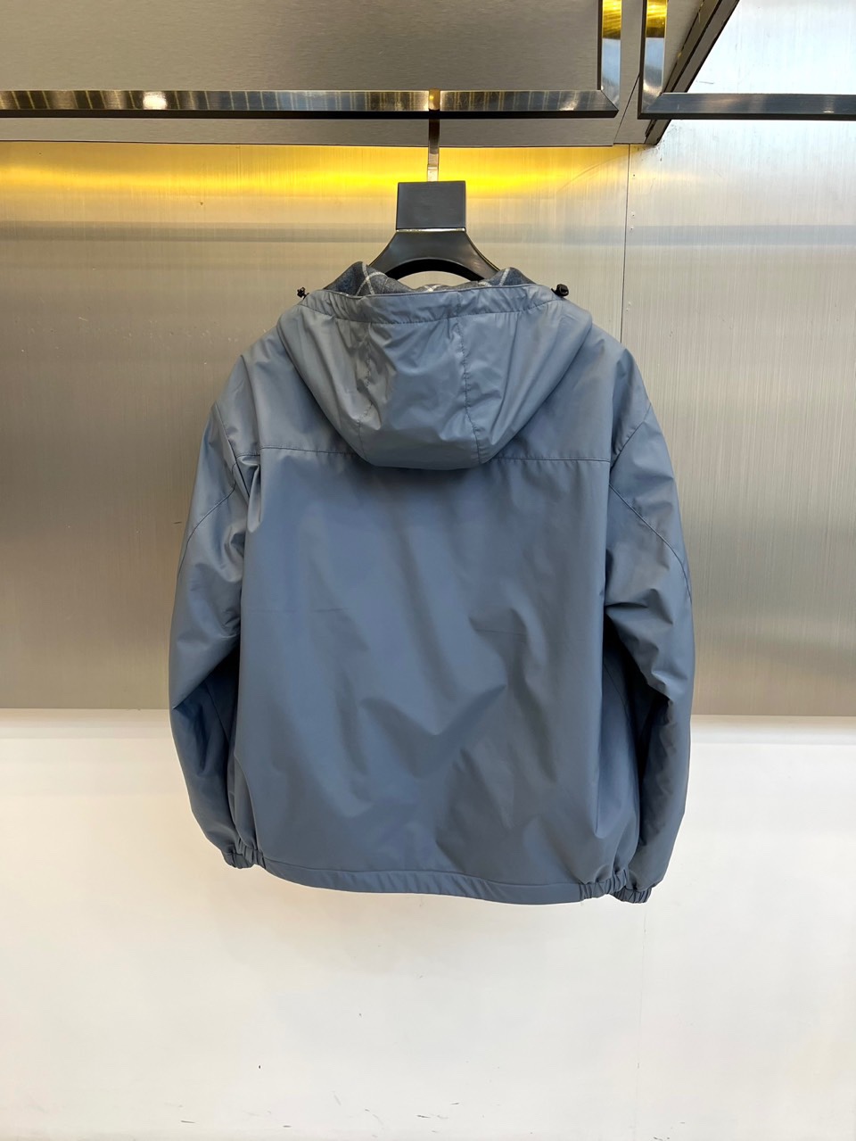 Bur巴宝莉（高端定制）、2025秋冬新品 男士双面穿机能夹克，这款创新夹克采用双面可穿设计，灰蓝色光面