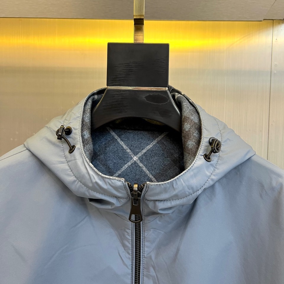 Bur巴宝莉（高端定制）、2025秋冬新品 男士双面穿机能夹克，这款创新夹克采用双面可穿设计，灰蓝色光面
