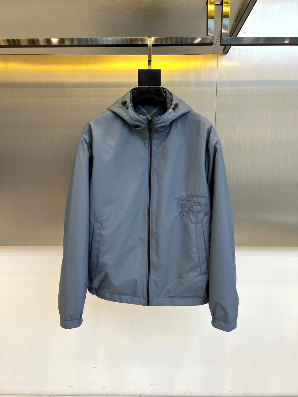 Bur巴宝莉（高端定制）、2025秋冬新品 男士双面穿机能夹克，这款创新夹克采用双面可穿设计，灰蓝色光面