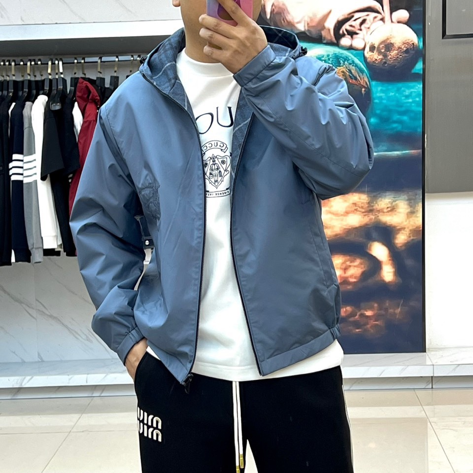 Bur巴宝莉（高端定制）、2025秋冬新品 男士双面穿机能夹克，这款创新夹克采用双面可穿设计，灰蓝色光面