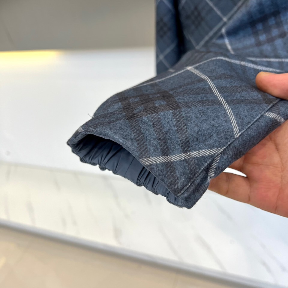 Bur巴宝莉（高端定制）、2025秋冬新品 男士双面穿机能夹克，这款创新夹克采用双面可穿设计，灰蓝色光面