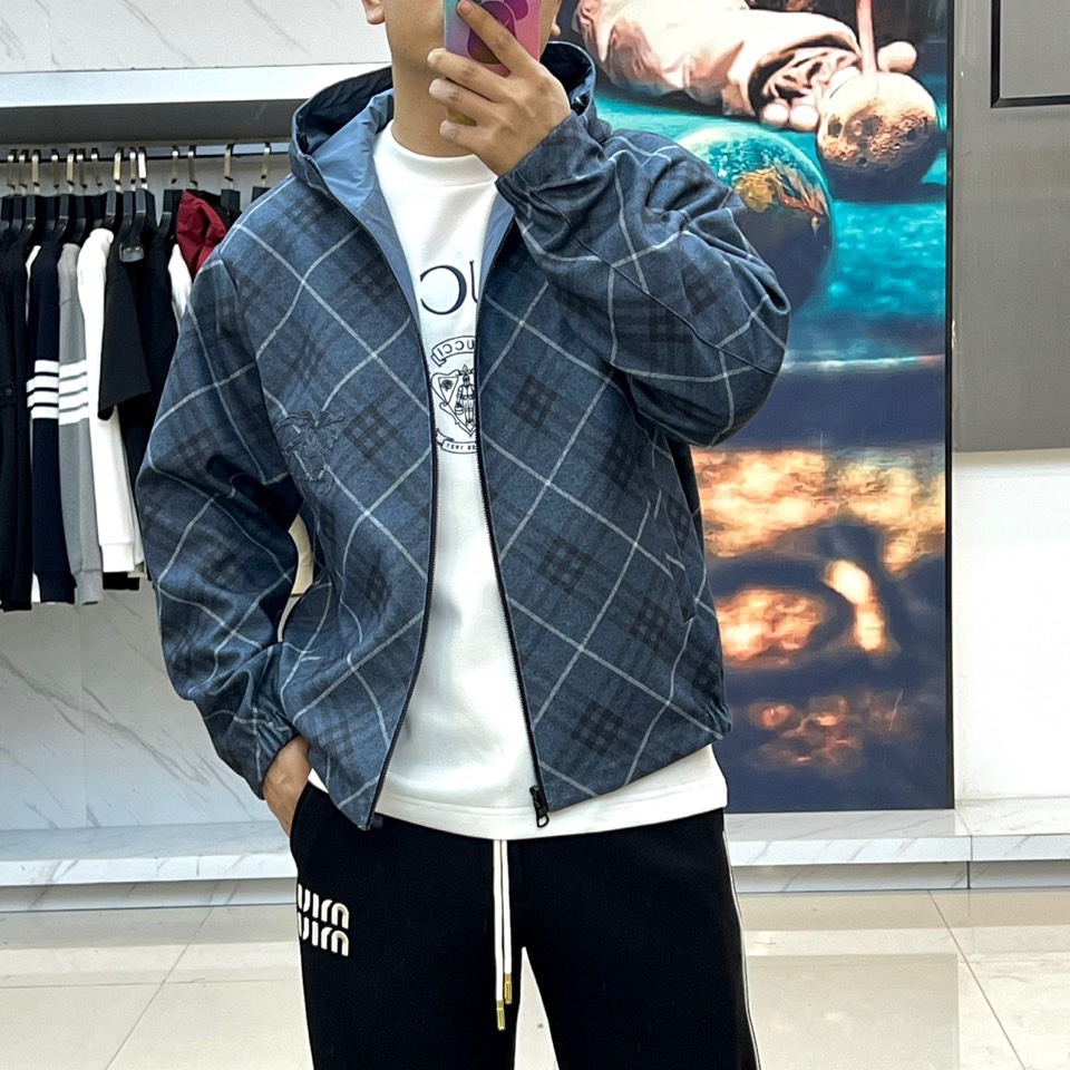 Bur巴宝莉（高端定制）、2025秋冬新品 男士双面穿机能夹克，这款创新夹克采用双面可穿设计，灰蓝色光面