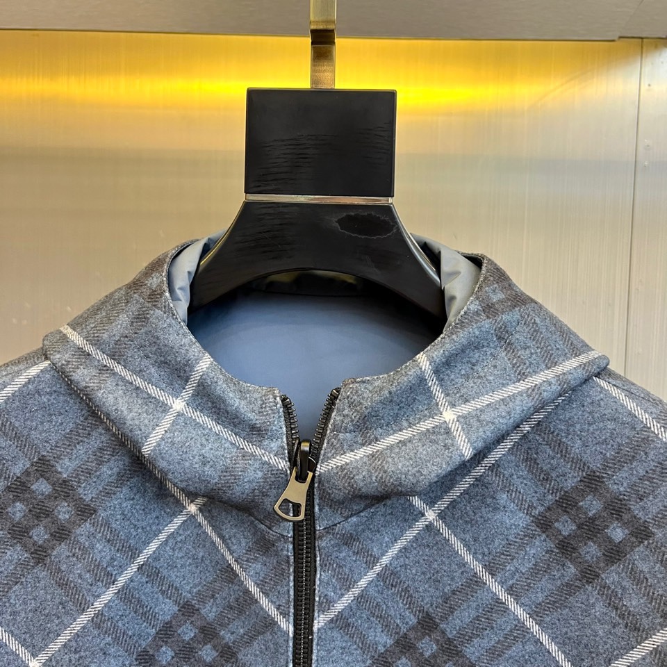 Bur巴宝莉（高端定制）、2025秋冬新品 男士双面穿机能夹克，这款创新夹克采用双面可穿设计，灰蓝色光面