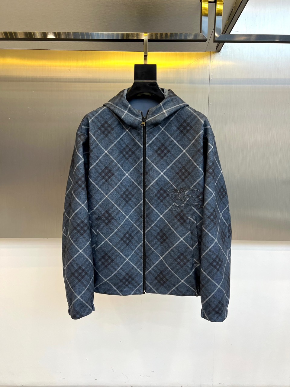 Bur巴宝莉（高端定制）、2025秋冬新品 男士双面穿机能夹克，这款创新夹克采用双面可穿设计，灰蓝色光面