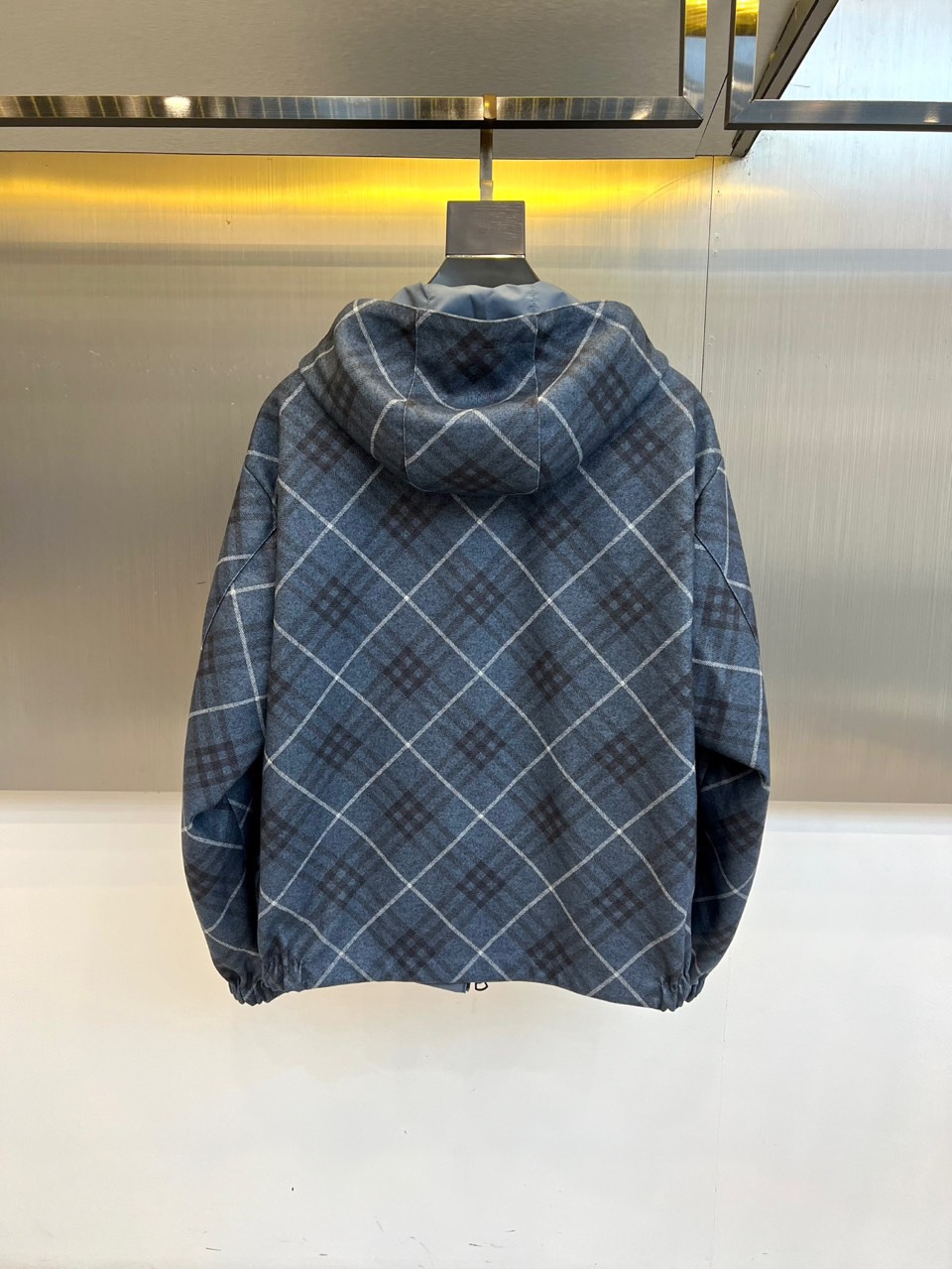 Bur巴宝莉（高端定制）、2025秋冬新品 男士双面穿机能夹克，这款创新夹克采用双面可穿设计，灰蓝色光面