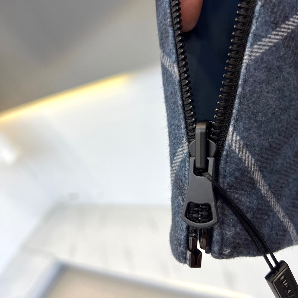 Bur巴宝莉（高端定制）、2025秋冬新品 男士双面穿机能夹克，这款创新夹克采用双面可穿设计，灰蓝色光面