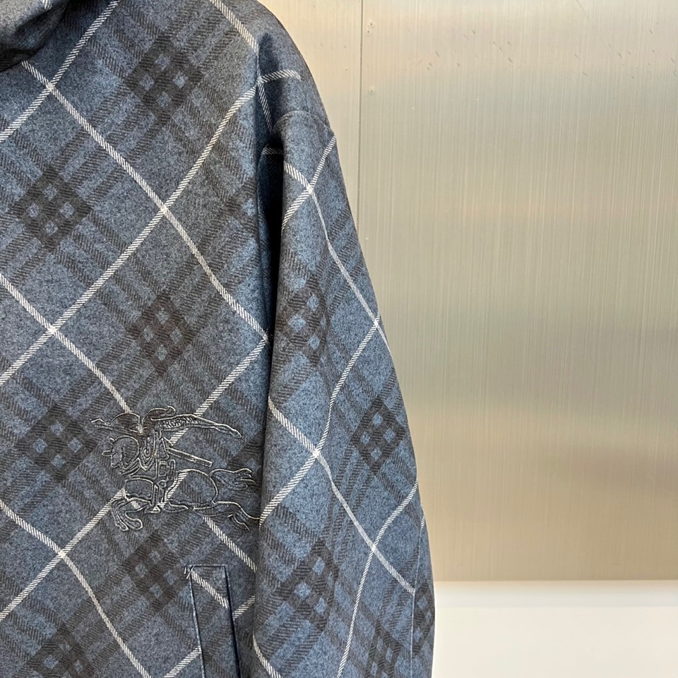 Bur巴宝莉（高端定制）、2025秋冬新品 男士双面穿机能夹克，这款创新夹克采用双面可穿设计，灰蓝色光面