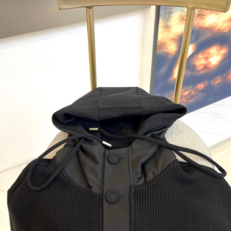 TB汤姆布朗尼、2025秋冬新品男士排扣连帽卫衣，简约设计蕴含高级质感，这件米白色卫衣注定成为你秋冬衣橱