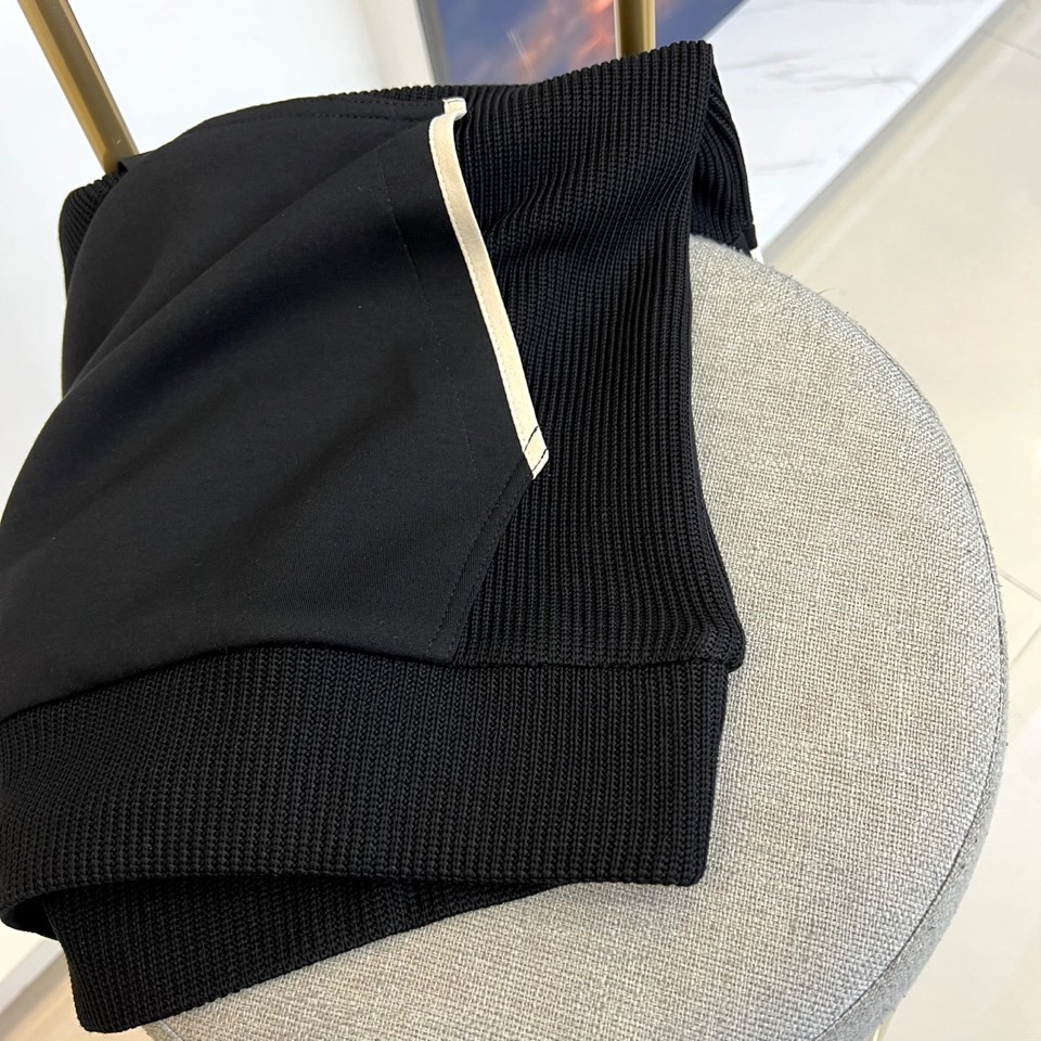 TB汤姆布朗尼、2025秋冬新品男士排扣连帽卫衣，简约设计蕴含高级质感，这件米白色卫衣注定成为你秋冬衣橱