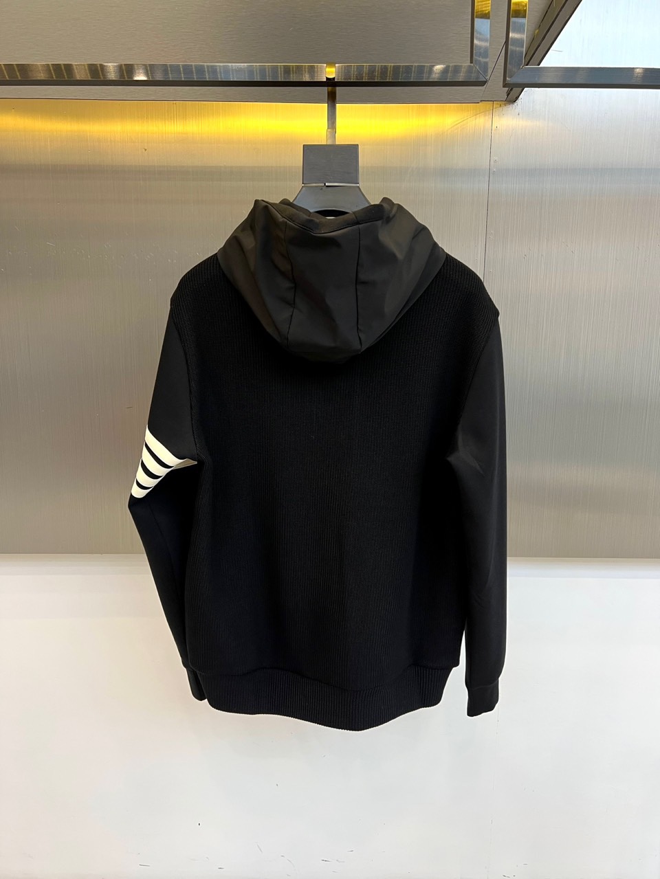 TB汤姆布朗尼、2025秋冬新品男士排扣连帽卫衣，简约设计蕴含高级质感，这件米白色卫衣注定成为你秋冬衣橱