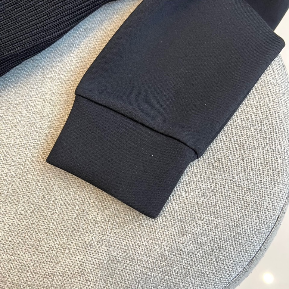 TB汤姆布朗尼、2025秋冬新品男士排扣连帽卫衣，简约设计蕴含高级质感，这件米白色卫衣注定成为你秋冬衣橱