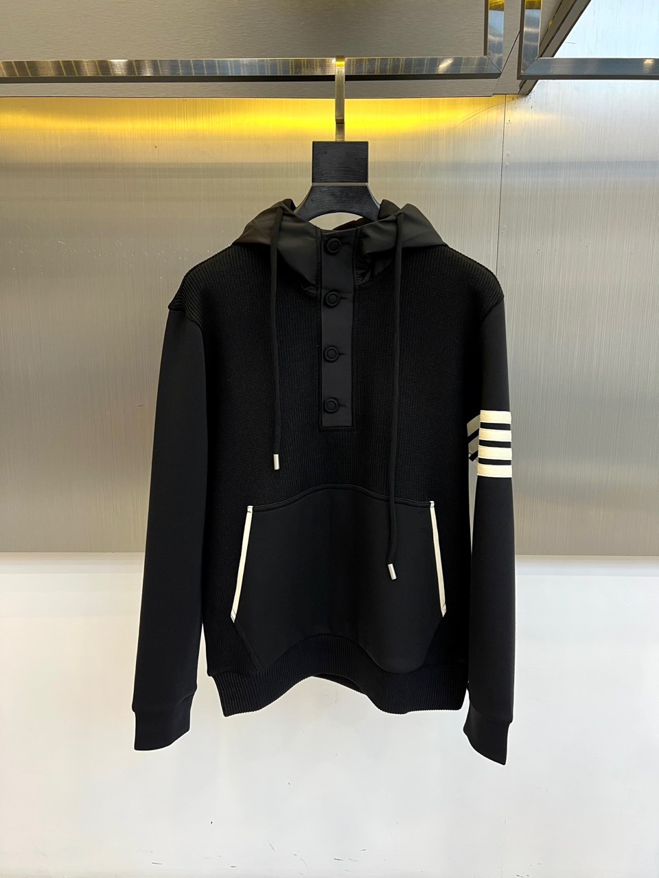 TB汤姆布朗尼、2025秋冬新品男士排扣连帽卫衣，简约设计蕴含高级质感，这件米白色卫衣注定成为你秋冬衣橱