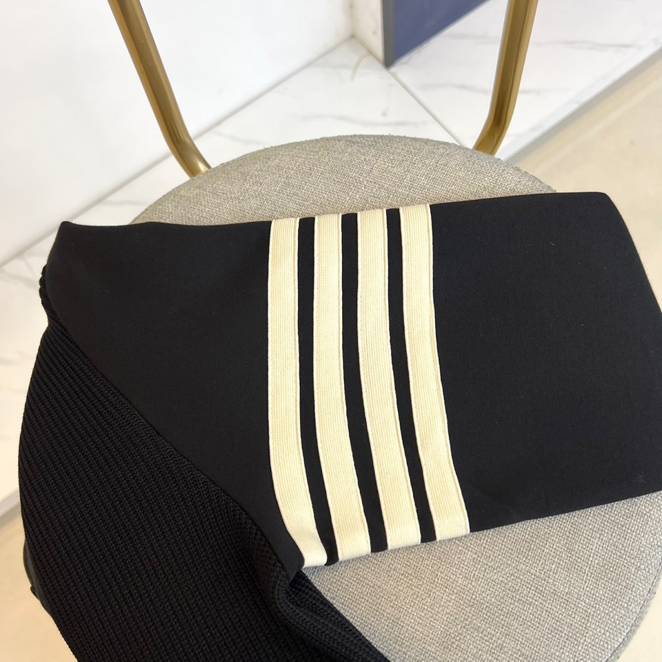 TB汤姆布朗尼、2025秋冬新品男士排扣连帽卫衣，简约设计蕴含高级质感，这件米白色卫衣注定成为你秋冬衣橱