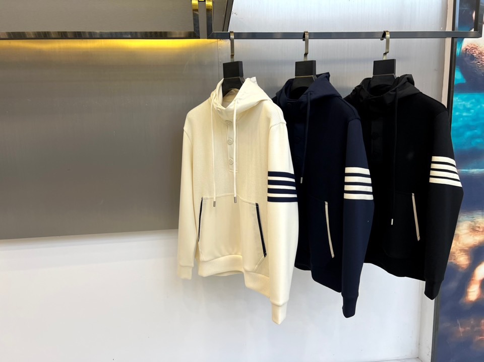 TB汤姆布朗尼、2025秋冬新品男士排扣连帽卫衣，简约设计蕴含高级质感，这件米白色卫衣注定成为你秋冬衣橱