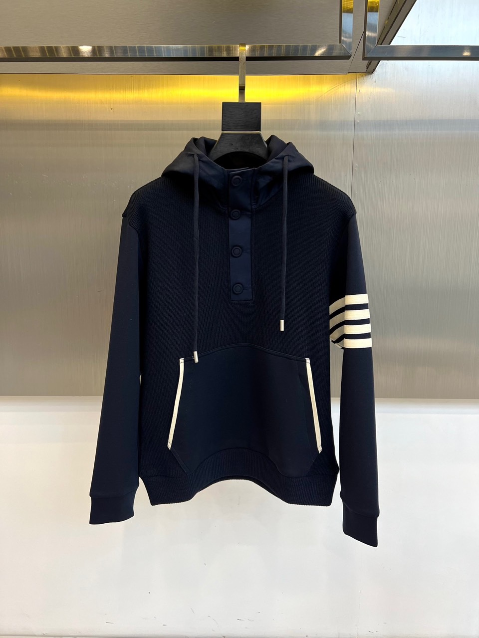 TB汤姆布朗尼、2025秋冬新品男士排扣连帽卫衣，简约设计蕴含高级质感，这件米白色卫衣注定成为你秋冬衣橱