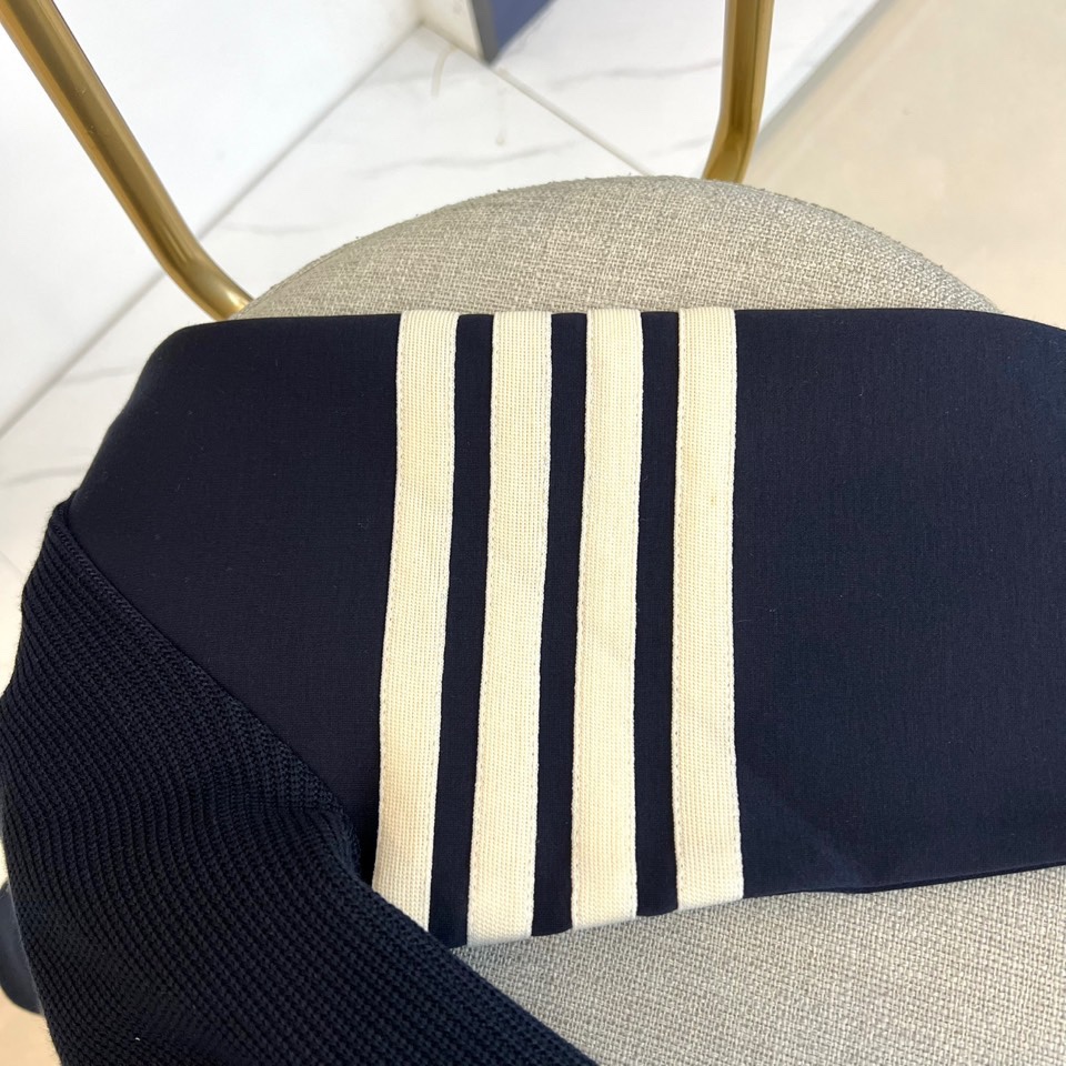 TB汤姆布朗尼、2025秋冬新品男士排扣连帽卫衣，简约设计蕴含高级质感，这件米白色卫衣注定成为你秋冬衣橱