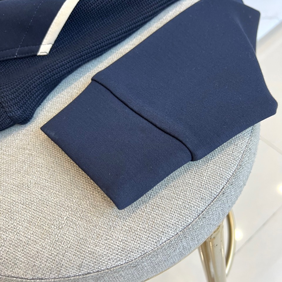 TB汤姆布朗尼、2025秋冬新品男士排扣连帽卫衣，简约设计蕴含高级质感，这件米白色卫衣注定成为你秋冬衣橱