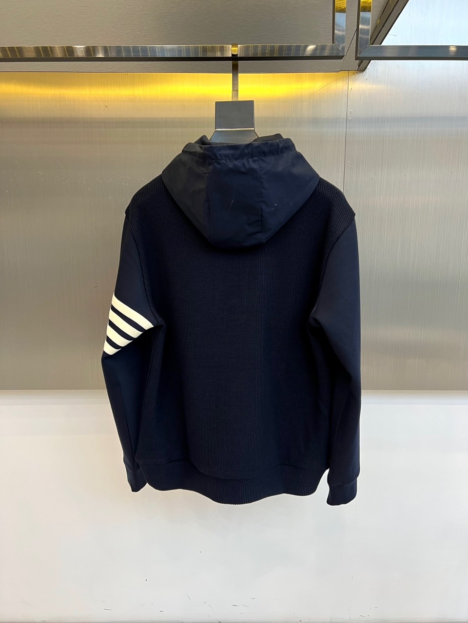 TB汤姆布朗尼、2025秋冬新品男士排扣连帽卫衣，简约设计蕴含高级质感，这件米白色卫衣注定成为你秋冬衣橱